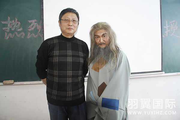 王正荣教授和已完成的影视造型模特合影