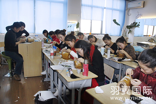 学员们在王正荣教授的教授下正认真练习胡须制作
