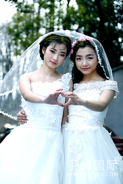 青春亮丽的新娘,图为学员冉冉和惠倩 青春亮丽的新娘,图为学员冉冉和惠倩