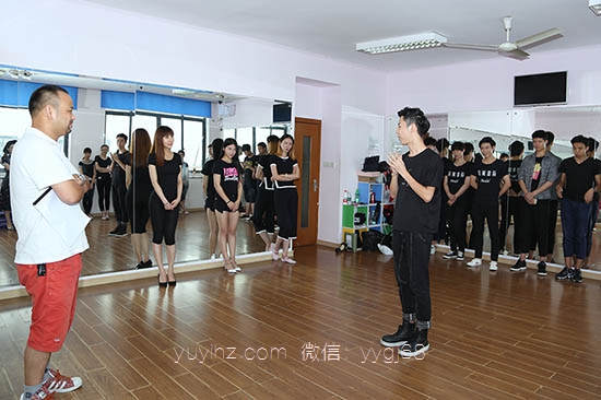 网络剧《逗逼情侣》监制亲自来校挑选演员 网络剧《逗逼情侣》监制亲自来校挑选演员