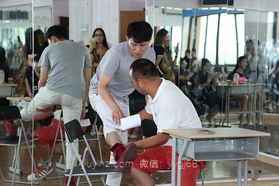 网络剧《逗逼情侣》监制亲自来校挑选演员 网络剧《逗逼情侣》监制亲自来校挑选演员