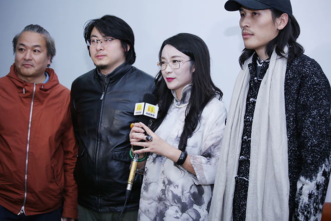 9 图为在电影《猎头》选角大赛总决赛及新闻发布会现场，电影频道记者对电影《猎头》协办与支持方及评委组长王羽采访
