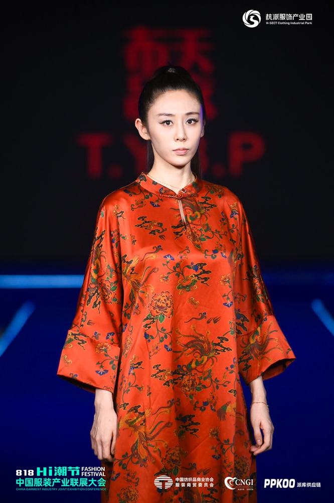 第6届中国服装产业公益年会国际时装模特T台秀